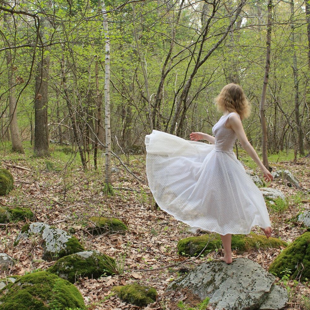 Vintage White Subtle Floral Prom Graduation Wedding Formal Dress Modern Size 2